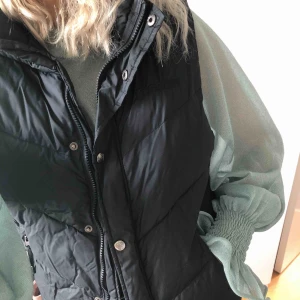  - Svart dunväst. Storlek 170 men passar en XS-M. Köparen står för frakt, kan annars mötas upp i Stockholm.