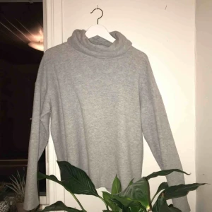  - Världens mysigaste gråa polotröja!! I fleece material (skriv för att diskutera pris!)