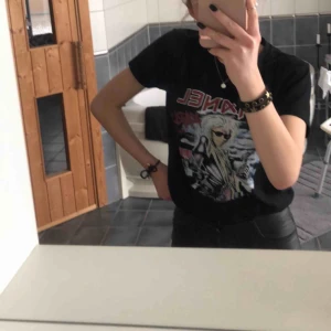  - Dr fake T-shirt i storlek S. Gamla modellen som inte finns kvar.  Röda Chanel texten är lite urtvättad men annars är den fin. 