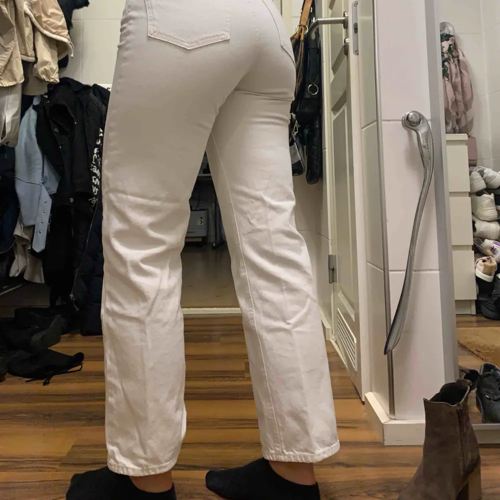 Högmidjade, vita, raka jeans från Lindex! Använda 2 gånger. Knappar istället för dragkedja & mycket bra kvalite! . Jeans & Byxor.