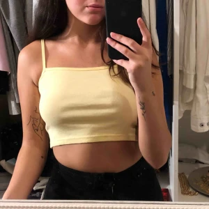  - Ljus gul topp, frakt är inräknat i priset! Dm vid intresse 🥰