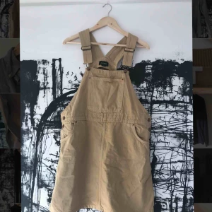  - Supersnygg hängselklänning!! I superfint skick, kommer bara inte till användning. Bra kvalitet och känns som att den kommer hålla i många år. Frakt ingår! 🤩