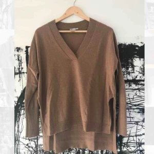  - Otroligt mjuk och skön tröja i 100% kashmir! Lagom tunn, går att ha över en skjorta eller topp, eller bara som den är. I bra skick, knappt använd. Frakt ingår!