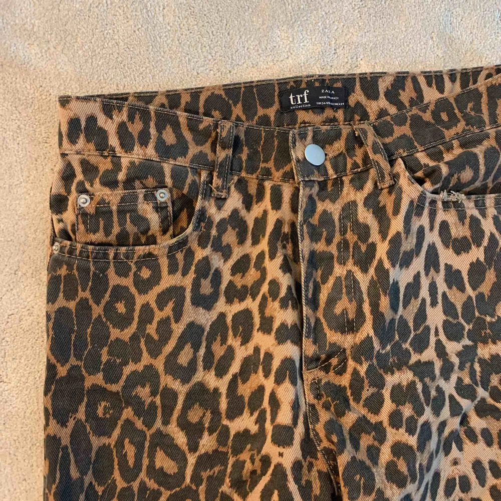 Så fina och trendiga jeans i leopard mönster, dom är jättefina till t.ex en hoodie! Från Zara😍. Jeans & Byxor.