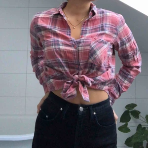  - En skitsnygg skjorta från bikbok som antingen går att knuta i midjan eller ha fallandes som en ”vanlig” skjorta. 