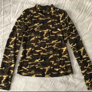 - Camouflage tröja med högre krage