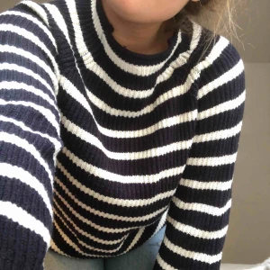  - Marinblå randig tjocktröja köpt från mango. Använd fåtal gånger. Möter upp i Lund/Malmö annars står köparen för eventuell frakt