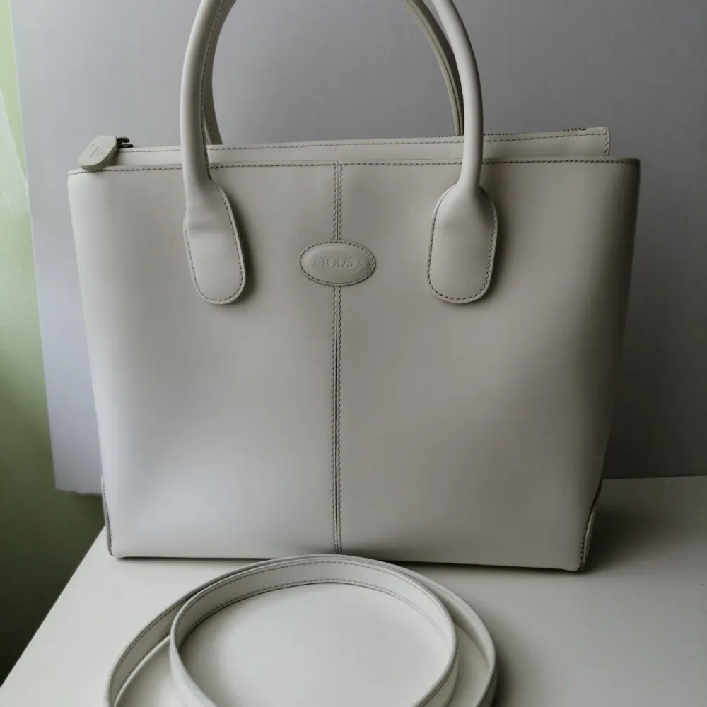 Tod's Shoulder Bag, like new, White, authentic, size 25x33x10cm, write me for more info. Väskor.
