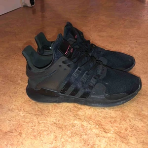  - Träningsskor från adidas, använda fåtal gånger! Mycket fint skick! Kan mötas upp i Malmö men även frakta. Köparen står för frakten! :)