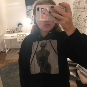  - Jag säljer en sparsamt använd the cool elephant hoodie i strlk M skulle dock säga att den är ganska liten i storleken. Jättecool hoodie som verkligen står ut i mängden. Vid snabb affär kan priset diskuteras   