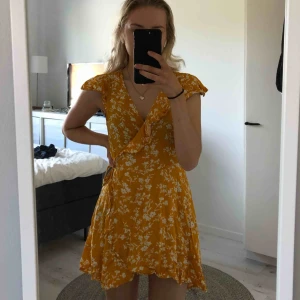  - Söt klänning köpt här från Plick. Den var för kort för min smak dock så måste tyvärr sälja vidare den. 50kr + frakt. 