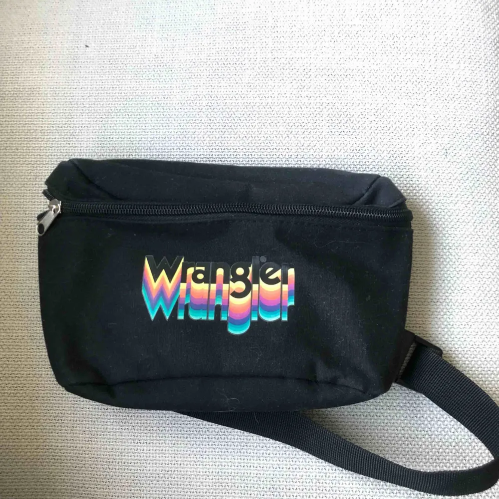 Cool magväska från Wrangler! Har knappt använt den så den är som ny! Köpare står för frakt 💖. Väskor.