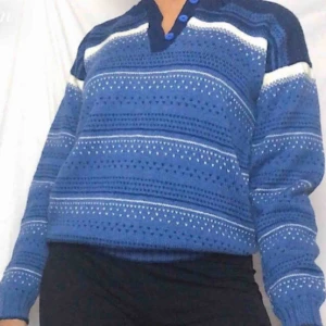  - Varm och skön tröja💙Perfekt nu till hösten och vintern❄️ Size S-M  Har inget att anmärk, är i väldigt fint skick.    