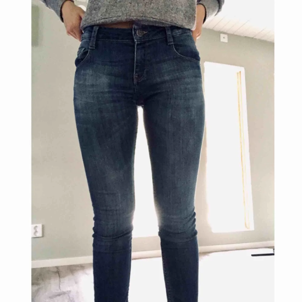 Mörka Levi’s jeans. Står storlek 14 år, men passar mig som vanligtvis har 24/30 i Levi’s jeans och XS/S i andra jeans. En skärphylsa är lite trasig, men det syns endast om man lyfter den och går bra att använda.. Jeans & Byxor.