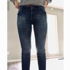 Mörka Levi’s jeans. Står storlek 14 år, men passar mig som vanligtvis har 24/30 i Levi’s jeans och XS/S i andra jeans. En skärphylsa är lite trasig, men det syns endast om man lyfter den och går bra att använda.