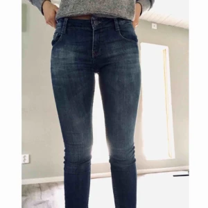  - Mörka Levi’s jeans. Står storlek 14 år, men passar mig som vanligtvis har 24/30 i Levi’s jeans och XS/S i andra jeans. En skärphylsa är lite trasig, men det syns endast om man lyfter den och går bra att använda.