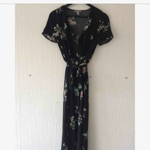  - Knappt använd omlottklänning i fint skick! Snörning i midjan. Kan mötas upp i Malmö, annars tillkommer fraktkostnad