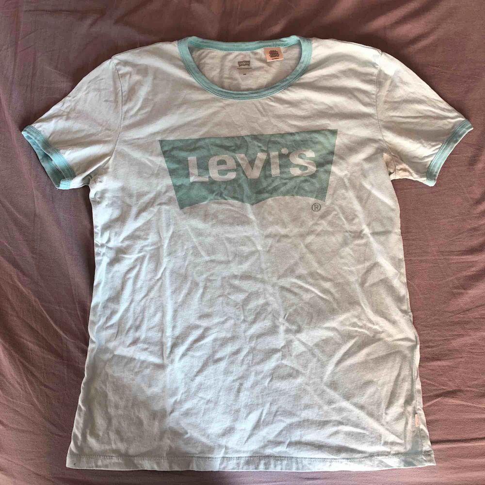 Ljus blå Levis t-shirt. Stor i storleken. Använd 1 gång, säljer för 70kr inklusive frakt. . T-shirts.