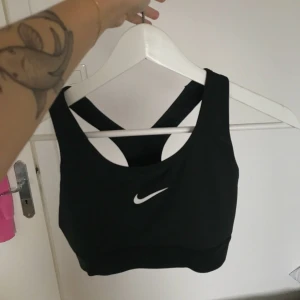 NIKE sport-bh  - Från nike. Använd fåtal gånger. Frakten ingår i priset 🤍✨