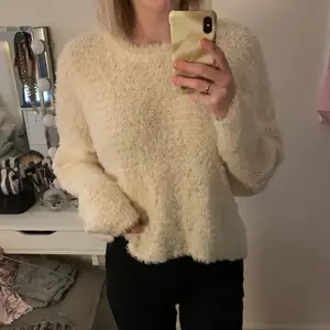 Fluffig långärmad tröja från Bershka. Detta material är ganska trendigt just nu och passar bra in till det kalla vädret ;) Använd några gånger men är i bra skick.