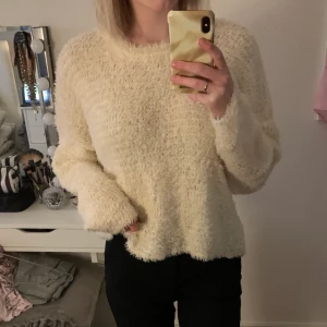 Fluffig tröja - Fluffig långärmad tröja från Bershka. Detta material är ganska trendigt just nu och passar bra in till det kalla vädret ;) Använd några gånger men är i bra skick.