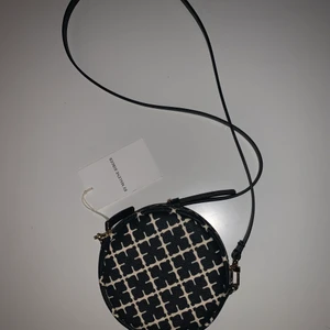 By Marlene Birger - Helt ny väska med lapp kvar. Superfin och söt. Nypris 899kr. Mitt pris 400kr  Har en blå påse som är frankerad så väljer man att använda den så tillkommer det inte frakt.