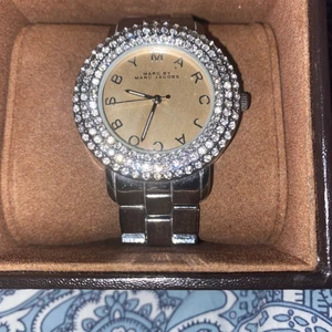 Marc by Marc Jacobs klocka - Stilren dam klocka i silver. Alla kristaller är kvar ingen repa eller något 
