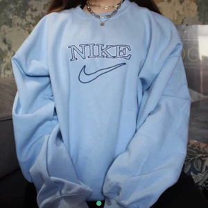 Söker denna Nike vintage sweatshirt  - Ljus blå Nike,stl s/m , Max pris 500.                                Kontakta mig gärna om ni har ngn sån som ni vilj sälja!☺️💓