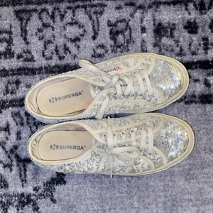 Superga glitterskor - Säljer dessa superfina Superga glitter skor, storleken är 40 men passar 39 också. Använda och fint skick, gör sjävklart rent dem innan jag fraktar :) nypris ca 700kr