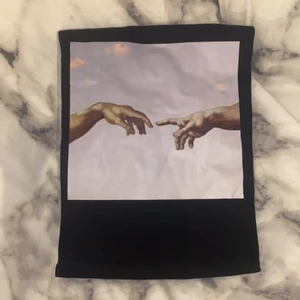 ” Hands of god ” T-shirt  - Supersnygg och unik t-shirt gjord av 100% bomull. Helt nya och finns i storlekarna s-xl, de kan sitta både som oversize eller tight beroende på hur man vill ha de, normala i storlekarna för övrigt 🥰 pma gärna för fler bilder eller frågor 💞frakt tillkommer