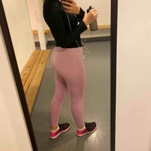  - Rosa GymShark tights i stl S. På innersida lår vart det ett litet hål i sömnen men det hålet är ihop sytt, syningen syns knappt🤩   Frakt ingår💕