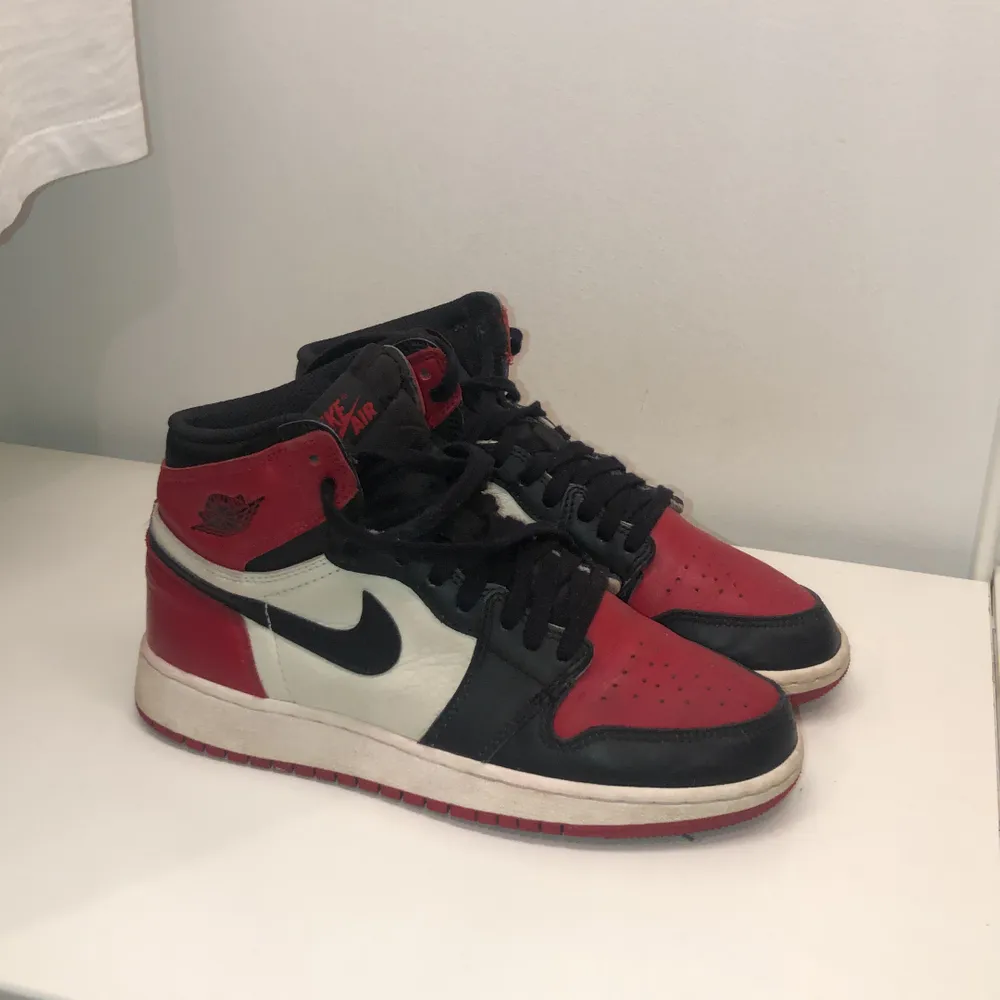 Jordan 1 high Bred Toes (äkta såklart!!!!!!). Köpta här på Plick. Sjuuukt snygga och trendiga! Storlek 38,5 men passar även 39 (då jag själv har 39). Kom med rimliga bud i kommentarerna. Använt skick. Resell omkring 5000kr. Köp direkt 2600kr inklusive frakt. Skor.