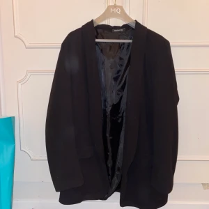 Svart oversized kavaj från Boohoo - Tunn svart kavaj i oversizedmodell med axelvaddar från Boohoo. Använd 1 gång. Köparen står för frakt 🧡
