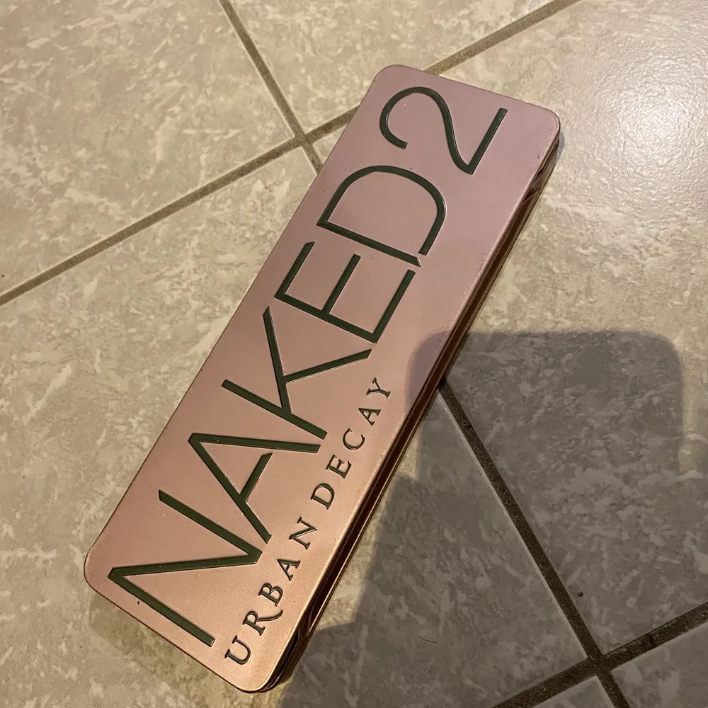 Säljer denna ögonskuggspalett från Urban decay, deras naked2. De är i jätte bra skick, dock så är en ögonskugga sönder men lite av den finns fortfarande kvar. Några av de andra är bara swatchade och de andra är oanvända. Nypris ligger runt 500kr. Undrar man över något så är det bara att kontakta mig.. Övrigt.