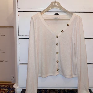 Strl XL - Långärmad vit tröja från Monki, aldrig använd. Köparen står för frakt 🧡