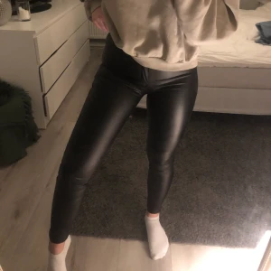 Skinnimitation byxor från na-kd - Säljer mina skinnimitation byxor från na-kd då de inte kommer till användning längre, sömmen har gått upp på båda bakfickor men inget som syns när de är på och går lätt att fixa😇