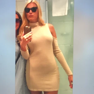 Nelly - Ribbad beige cut out klänning  - Ribbad beige poloklänning med cutouts över axlarna. Från Nellys märke NLY TREND. Använd 3 gånger. 