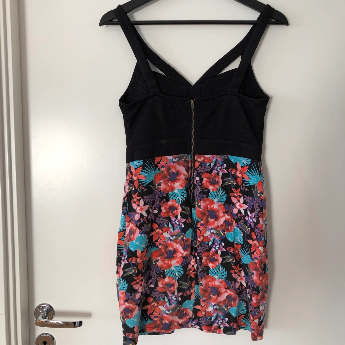 Klänning i svart, mesh och blommor - 90