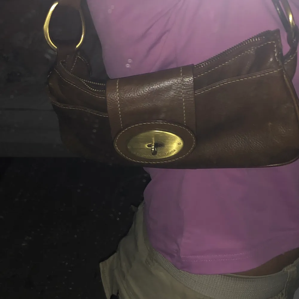 Jättesöt brun baugetteväska med gulddetaljer, som jag inte får användning för. Materialet är fakeläder och jag har använt den kanske 2 gånger 🤎. Väskor.