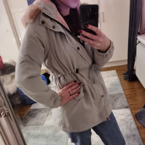 Jacka - Vårjacka med rosa fuskpäls på insidan och utanpå luvan. Aldrig använd då den inte motsvarade förväntningarna när jag beställde den men jag hoppas att den faller någon annan i smaken 😊🌸