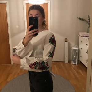 Blommig blus - Blommig blus från zara. Jättefin i kortare modell med balkongärmar☺️frakt ingår i priset.