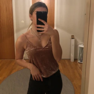 Rosa sammets linne - Jättefint rosa sammets linne med kortare modell. Från H&m. Mycket bra skick. Frakt ingår i priset.
