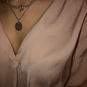 Rosa blus  - Jättefin ljusrosa blus med vita prickar från vila. V-ringad och i mycket bra skick. Frakt ingår i priset☺️