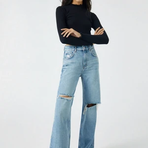 super snygga pull&bear byxor - säljer ett par shit snygg byxor fårn pull&bear, sitter hur bra som helst säljer eftersom ja itn använder dom, använde dom max 2 gånger tycker int att de passar min stil, jag är 1,69 å dom är perfekt långa!