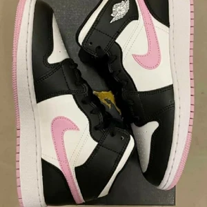 Air jordans säljes nya - Storlek 39. Fina jordans bara testade.