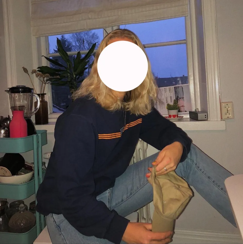 Långärmad tröja från adidas, köpt på beyond retro🤓 snyggt oversize . Tröjor & Koftor.