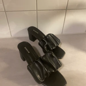 Klackskor strl 36 - Supersnygga, lågklack säljer pga råka köpa fel storlek🤎 köparen står för frakt 🤎