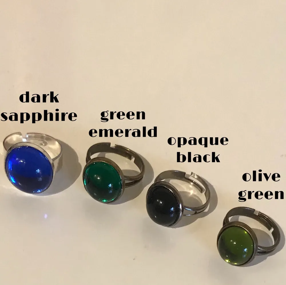 Superfina justerbara ringar med glas-stenar 🧷🍂 Fri frakt vid köp av mer än en 🦔 Välj mellan:                  * dark sapphire 🧿 (2st kvar)                                       * green emerald 🌱 (❗️ OUT OF STOCK ❗️)                                           * opaque black 🎱 (❗️ OUT OF STOCK ❗️)                                        * olive green 🐉 (❗️OUT OF STOCK ❗️)              Ringar med stenen ”dark sapphire” har en silverfärgad ringbas ⛓👽 På resten (”green emerald”, ”opaque black” och ”olive green” går det även att välja färg på ringens bas !! Välj mellan silver och bronze 🔮🧷. Accessoarer.