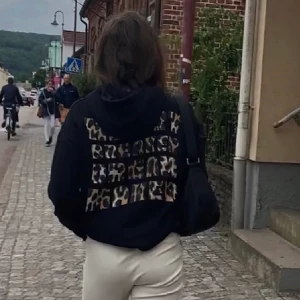 Hoodie - Säljer vidare denna hoodie som jag köpte här på Plick då den inte passade mig. Den är i fint skick och tjejen som sålde den till mig sa att den endast var använd ett fåtal gånger 💞 (lånad bild från förra köparen) kan skicka fler bilder om så önskas ☺️