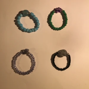 Ringar - Ringar lila med Sten, grön med blomma, svart med marmor pärla, blå med marmor pärla. Alla kostar lika mycket:) kan göra dem till just din storlek